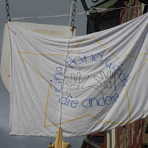 2013 - Eine Hand wäscht die andere (1 von 2)